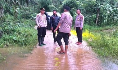 Hadir di Tengah-Tengah Masyarakat, Kapolsek Idi Tunong Cek Lokasi Banjir