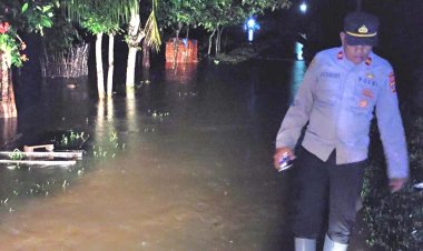 Kapolsek Nurussalam Intensif Pantau Genangan Air di Malam Hari