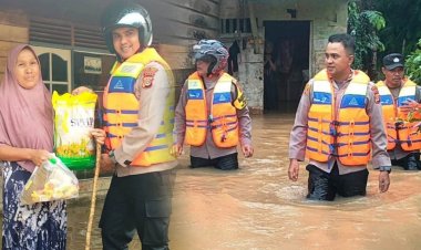 Terobos Genangan Air, Kapolsek Indra Makmu Antar Bantuan Kepada Warga Terdampak Banjir