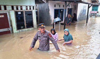 Aksi Heroik Kapolsek Idi Rayeuk, Pantau Kondisi Warga Terdampak Banjir