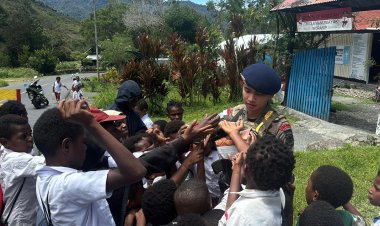 Dekatkan Diri dengan Masyarakat, Satgas Ops Damai Cartenz Adakan Edukasi dan Hiburan untuk Anak-Anak di Puncak Jaya