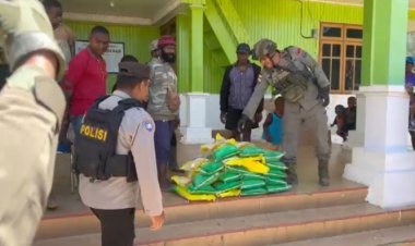 Satgas Damai Cartenz dan Polres Paniai Lakukan Patroli Humanis serta Baksos di Distrik Bibida