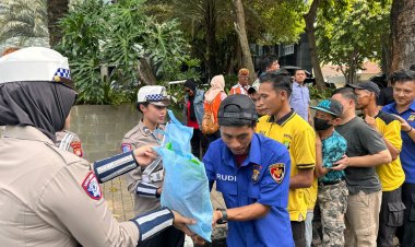 Polda Metro Jaya dan Mitra Gelar Jum'at Peduli bagi Pengemudi Ojol serta PHL