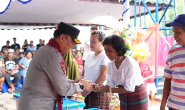 Wakapolri Bersama Perwakilan Akpol ’90 Dhira Brata Resmikan Sumur Bor dan Serahkan Bantuan untuk Pengungsi Lewotobi di Huntara II Konga