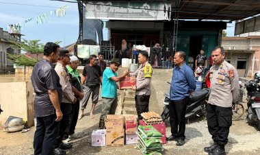 Kapolres Pidie Tinjau Lokasi Banjir dan Salurkan Bantuan Sembako untuk Pengungsi dan Dapur Umum