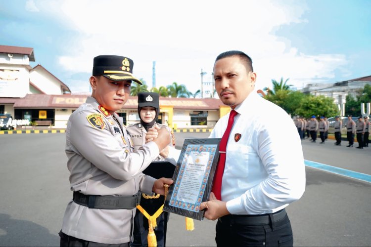 Kapolres Lhokseumawe Berikan Penghargaan kepada Personel Sat Reskrim dan Sat Narkoba Berprestasi