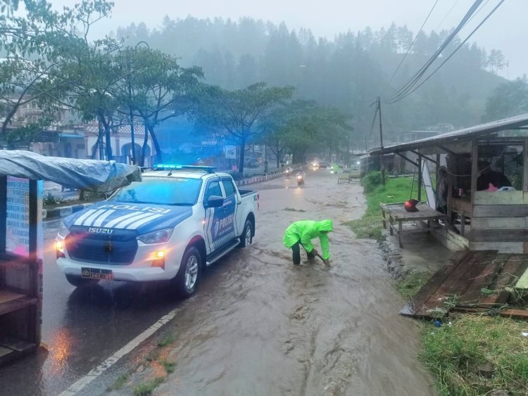 Hujan Deras Bukan Halangan, Satlantas Polres Aceh Tengah Bergerak Cepat Tangani Banjir dan Kelancaran Arus