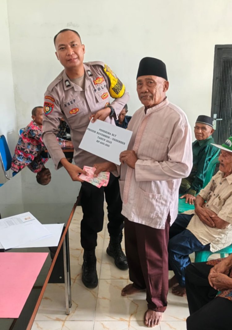 Kawal Penyaluran BLT DD, Bhabinkamtibmas Gencar Sosialisasi Layanan 110 di Balai Kampung Kaliawi Indah