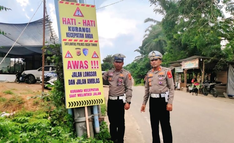 Demi Keselamatan Pengguna Jalan, Satlantas Polres Aceh Timur Pasang Spanduk Himbauan di Lokasi Rawan Longsor 