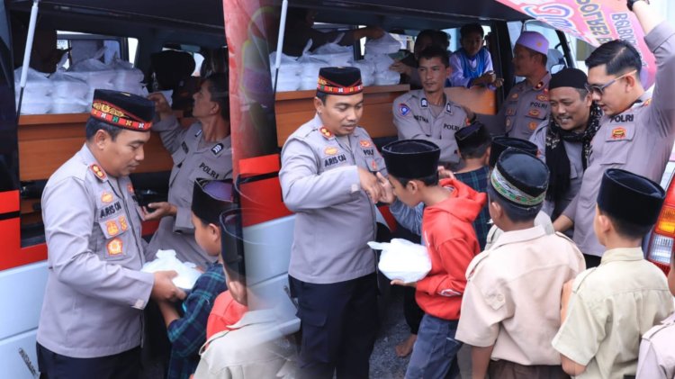 Polres Bener Meriah Bagikan Bingkisan Makan Siang Untuk Jemaah Sholat Jum'at Masjid Istiqomah Bale Atu