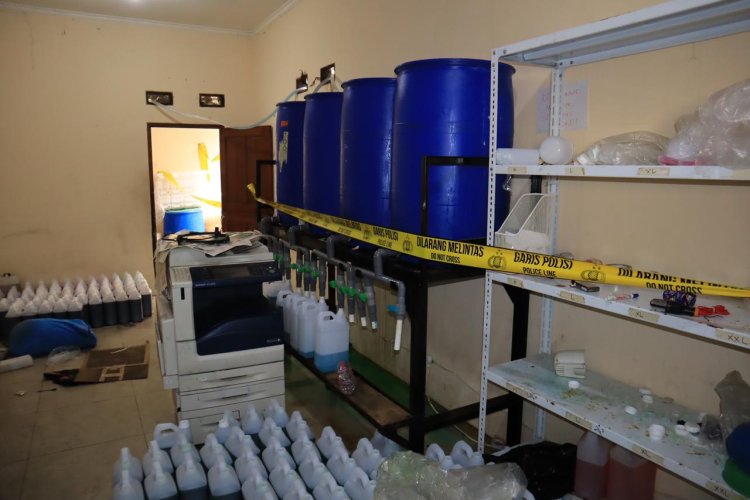 Polres Metro Bekasi Kota Ungkap Kasus Produksi Sabun Cair Palsu Beromset RP 1 Miliar , Pelaku Dijerat UU Perlindungan Konsumen