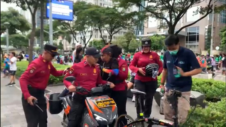 Personel Ditpamobvit Polda Metro Jaya Sigap Bantu Warga Alami Gangguan Kesehatan saat CFD di FX Sudirman