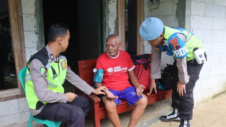 Polri Laksanakan Baksos, Layanan Kesehatan, dan Trauma Healing di Lokasi Bencana Tanah Bergerak Desa Maribaya