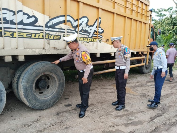 Tekan Angka Kecelakaan Lalu Lintas, Kasatlantas Polres Way Kanan Lakukan Rampcheck dan Pemeriksaan Kesehatan Sopir