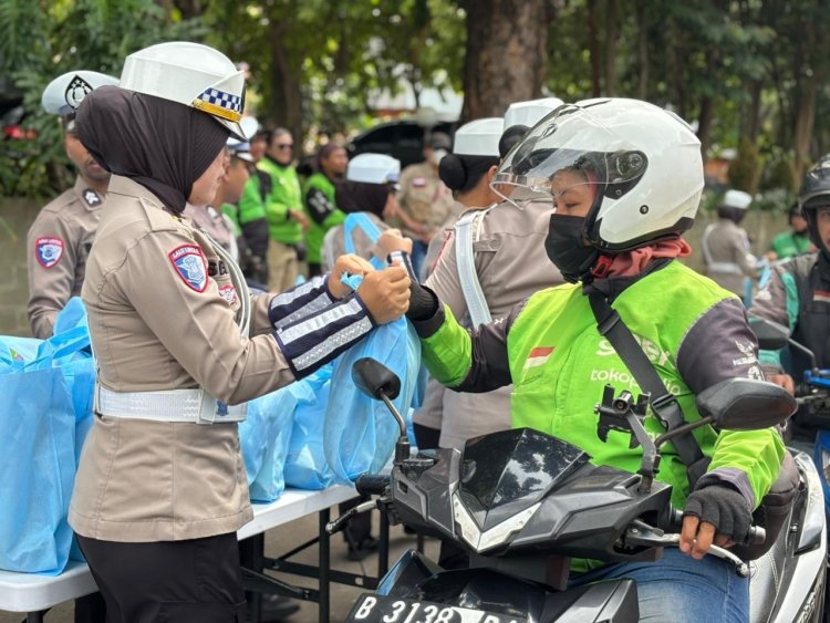 Jum'at Peduli, Polda Metro Jaya Bagikan Paket Sembako untuk Ojol dan PHL