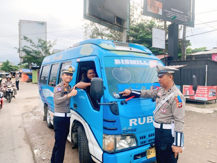 Kasat Lantas Polres Aceh Utara Pasang Stiker Keselamatan, Edukasi Preventif Operasi Zebra Seulawah 2025