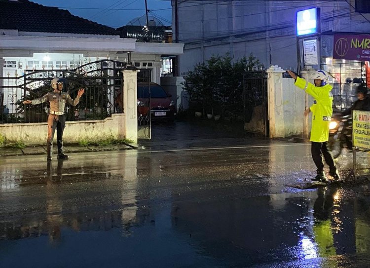 Hujan Deras Tak Surutkan Semangat, Satlantas Polres Aceh Tengah Tetap Kawal Arus Lalu Lintas