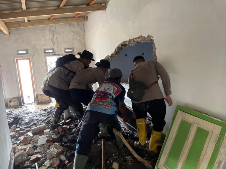 Satbrimob Polda Jawa Timur Perkuat Operasi Kemanusiaan Pasca Erupsi Semeru  Lumajang, Jawa Timur — Sabtu, 22 November 2025