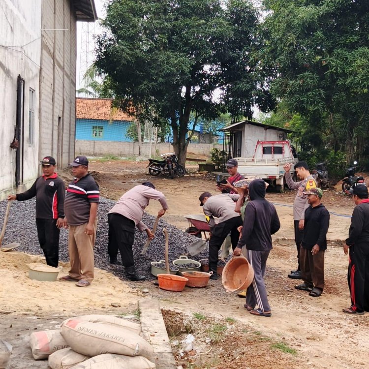 Mempererat Tali Silahturahmi, Polisi dan Warga Bersinergi Gotong Royong di Balai Kampung Tegal Mukti