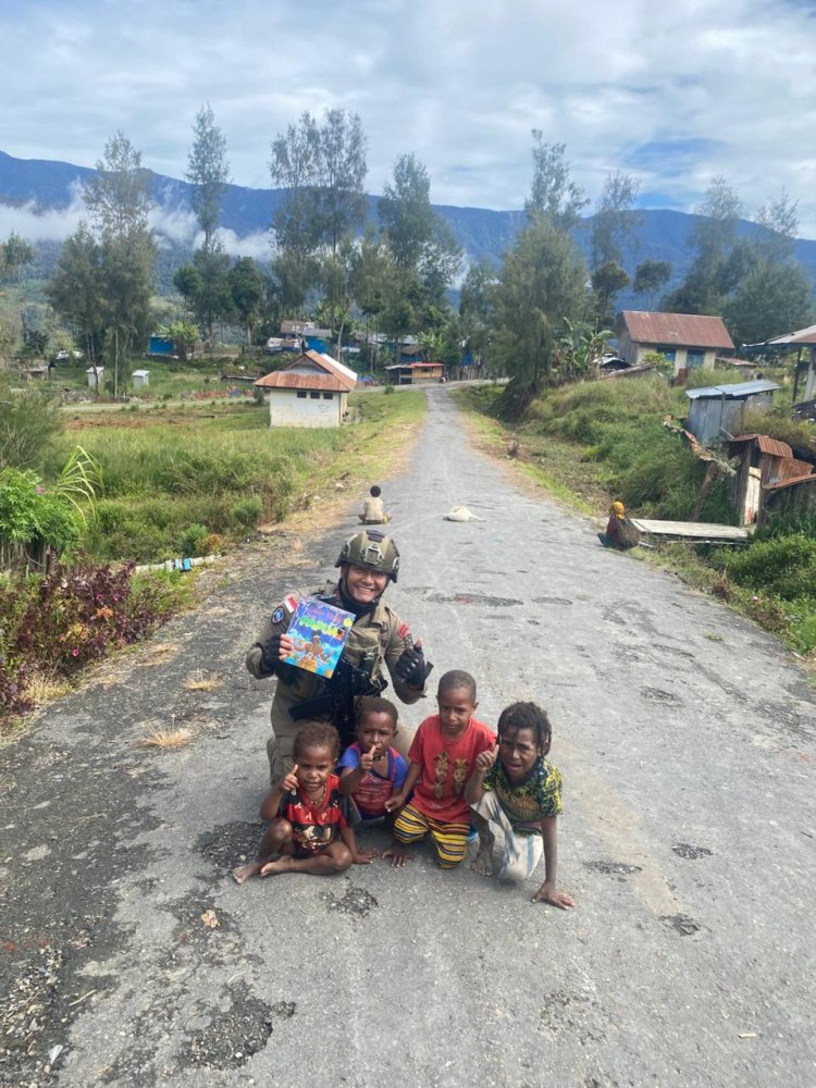Satgas Ops Damai Cartenz Berbagi Buku Bacaan kepada Anak-Anak Sekolah di Intan Jaya