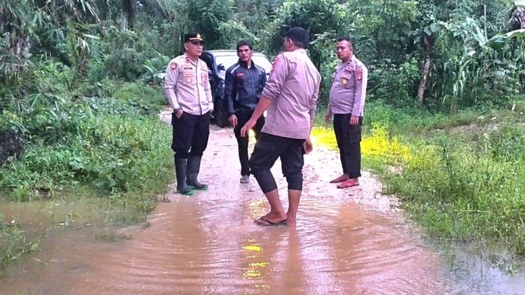 Hadir di Tengah-Tengah Masyarakat, Kapolsek Idi Tunong Cek Lokasi Banjir