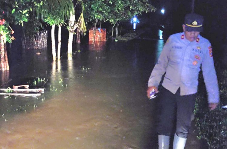 Kapolsek Nurussalam Intensif Pantau Genangan Air di Malam Hari