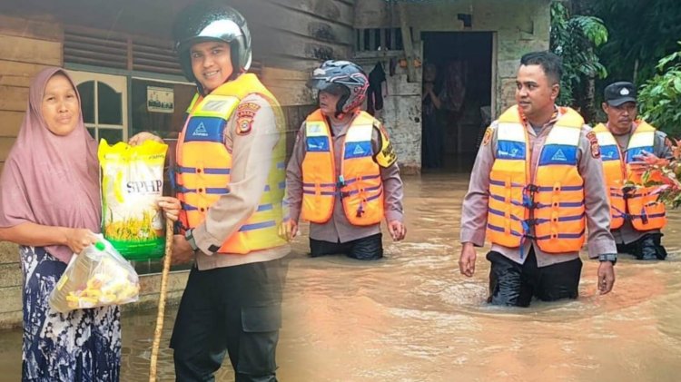 Terobos Genangan Air, Kapolsek Indra Makmu Antar Bantuan Kepada Warga Terdampak Banjir