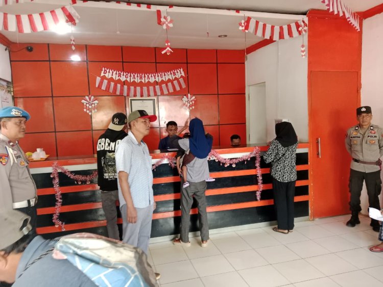 Monitoring Penyaluran BLTS Kesra di Kantor Pos, Polsek Kasui Gencar Sosialisasi Layanan 110