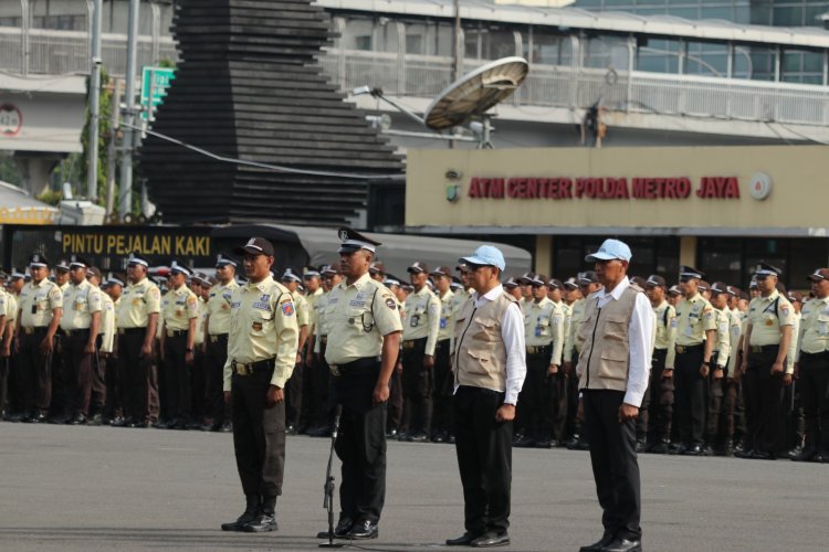 Kapolda Metro Jaya Berikan Penghargaan kepada Satpam dan Satkamling Berprestasi