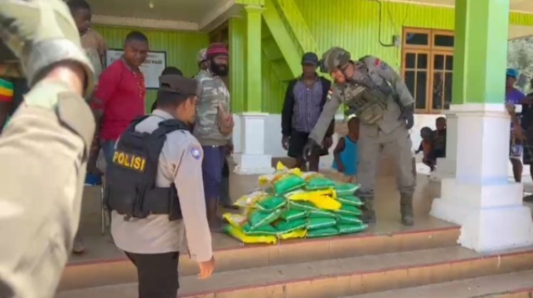 Satgas Damai Cartenz dan Polres Paniai Lakukan Patroli Humanis serta Baksos di Distrik Bibida
