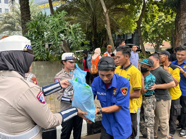 Polda Metro Jaya dan Mitra Gelar Jum'at Peduli bagi Pengemudi Ojol serta PHL