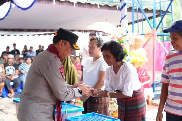 Wakapolri Bersama Perwakilan Akpol ’90 Dhira Brata Resmikan Sumur Bor dan Serahkan Bantuan untuk Pengungsi Lewotobi di Huntara II Konga