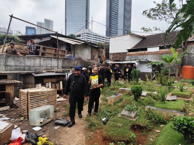Brimob Polda Metro Jaya Hadirkan Kepedulian untuk Warga Kp. Gasong