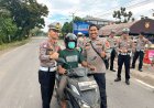 Peduli Kesehatan Warga, Kasat Lantas Aceh Utara Pimpin Pembagian Masker Pasca Banjir
