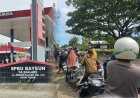 Antrean Panjang di SPBU Bayeun Pasca Banjir, Warga Keluhkan Ketersediaan Minyak