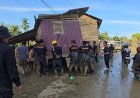 Bahu Membahu, Brimob Pindahkan Rumah Terseret Banjir yang Melintang di Jalan Nasional Tamiang–Langsa
