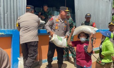 Kapolda Sumut dan Pangdam I/BB Turun Langsung Bagikan Beras untuk Korban Bencana di Tapanuli Tengah