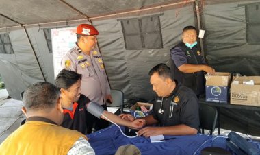 Polres Aceh Tengah Berikan Layanan Kesehatan Gratis bagi Pengungsi Korban Bencana Alam