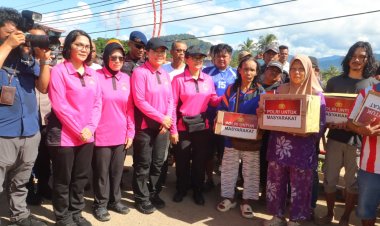 Ketum Bhayangkari Beri Bantuan hingga Hibur Anak-anak Korban Bencana di Tapanuli Tengah