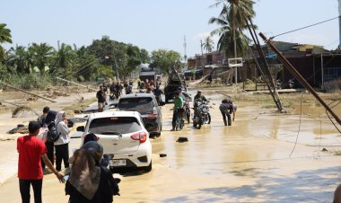 Kapolda Aceh “Menerobos” Lumpur dan Banjir tiba di Tamiang, pastikan penanganan banjir berjalan cepat dan terkoordinasi.