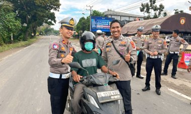 Peduli Kesehatan Warga, Kasat Lantas Aceh Utara Pimpin Pembagian Masker Pasca Banjir