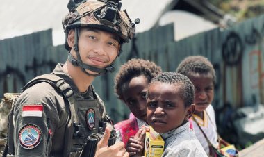 Personel Satgas Ops Damai Cartenz Sektor Intan Jaya Laksanakan Pengobatan dan Bagikan Susu untuk Anak-Anak Papua