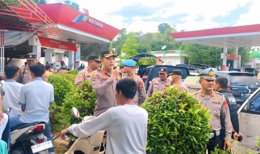 Cegah Kepanikan dan Antrean Panjang, Kapolres Pidie Gunakan Pengeras Suara Beri Imbauan di SPBU