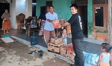 Pj Geuchik Gampong Kapa Salurkan Bantuan Sembako Kepada Warga Korban Banjir