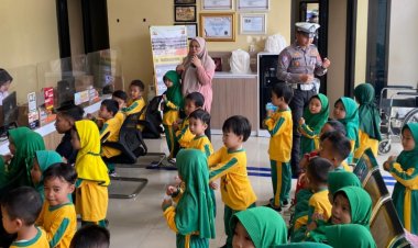Satlantas Polres Garut Terima Kunjungan Siswa TK Aisyiyah dalam Kegiatan "Polisi Sahabat Anak"