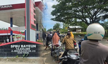 Antrean Panjang di SPBU Bayeun Pasca Banjir, Warga Keluhkan Ketersediaan Minyak