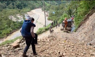 Personel Polres Gayo Lues Evakuasi Warga Sakit dengan Cara Digendong di Desa Tetumpun