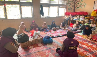 Tim Polwan RI dan Tim Trauma Healing Polri Berikan Dukungan Psikososial untuk Penyintas Banjir dan Personel di Sumbar