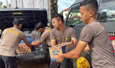 Kapolres Aceh Selatan Berikan Bantuan Sembako untuk Warga Terdampak Banjir di Desa Ladang Rimba Trumon