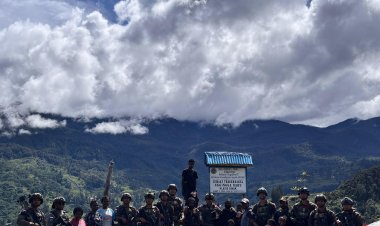 Personel Ops Damai Cartenz Sektor Sinak Beri Mi Instan dan Makanan Ringan Saat Warga Membersihkan Gereja Gingga Baru